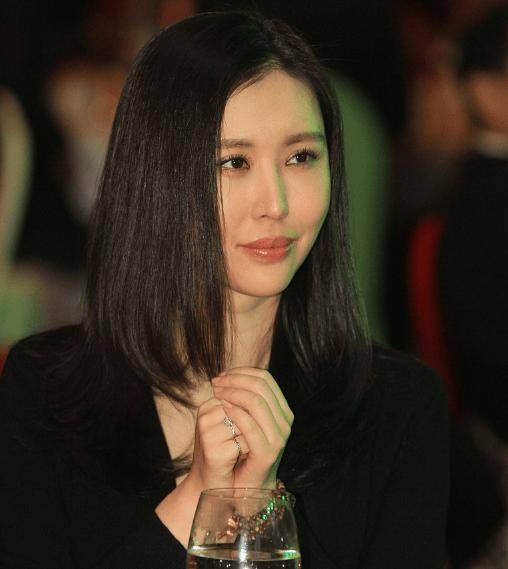详细阅读:王石的老婆(王石的老婆在甄嬛传是什么角色) 王石的老婆(王石的老婆在甄嬛传是什么角色)